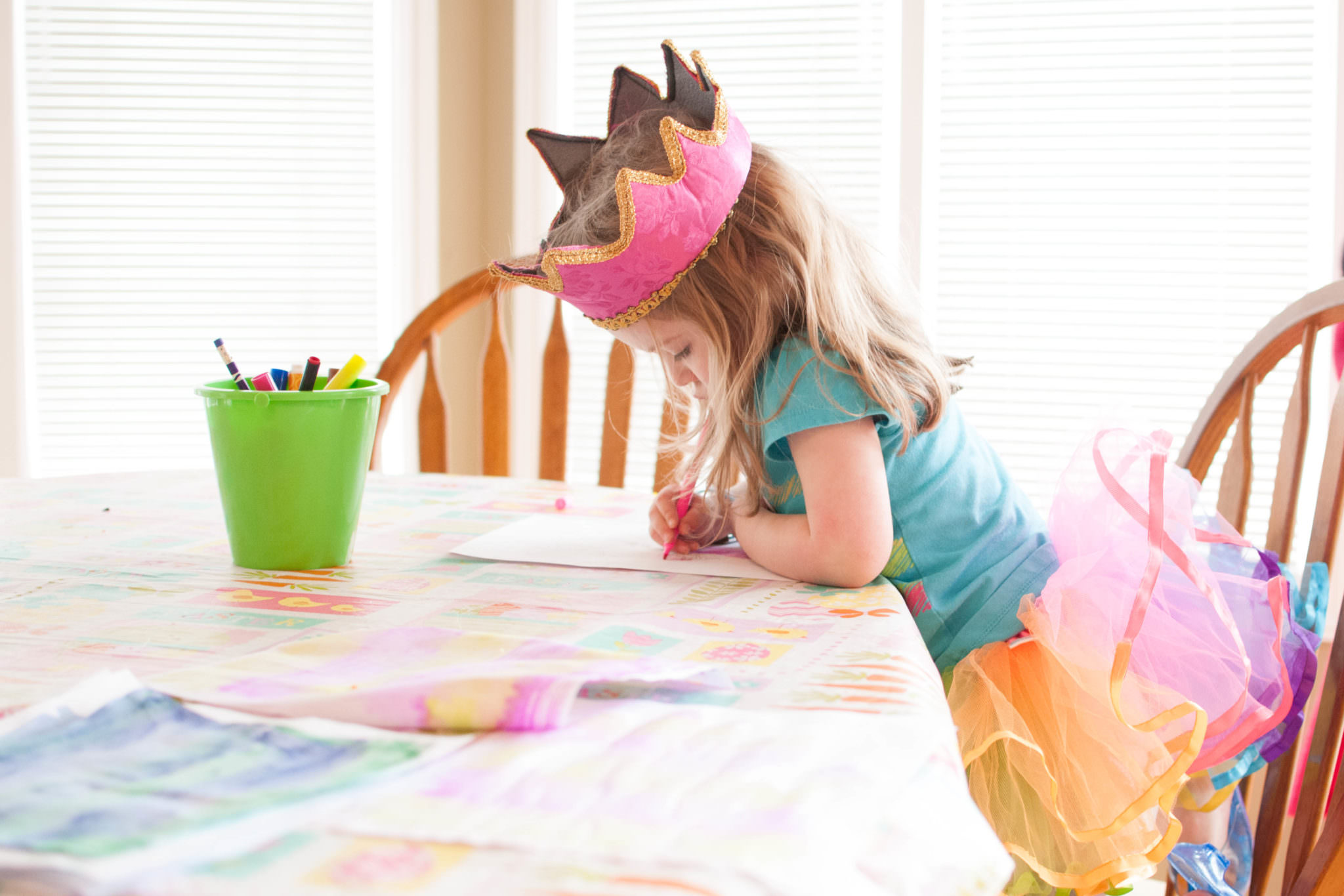 Girl wearing a crown coloring, Metro Detroit Toddler Photography