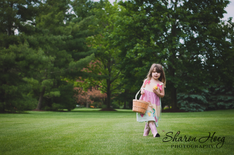 girl with lemon bucket, south lyon photographer